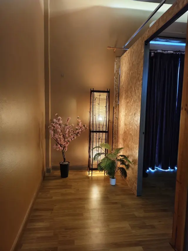 Hallway with a cherry blossom decoration and a wooden partition at Ai Oon Massage Lanna