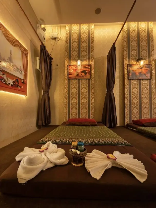 Massage room with a floor mat, folded towels and curtains at Ai Oon Massage Lanna in Chang Phueak